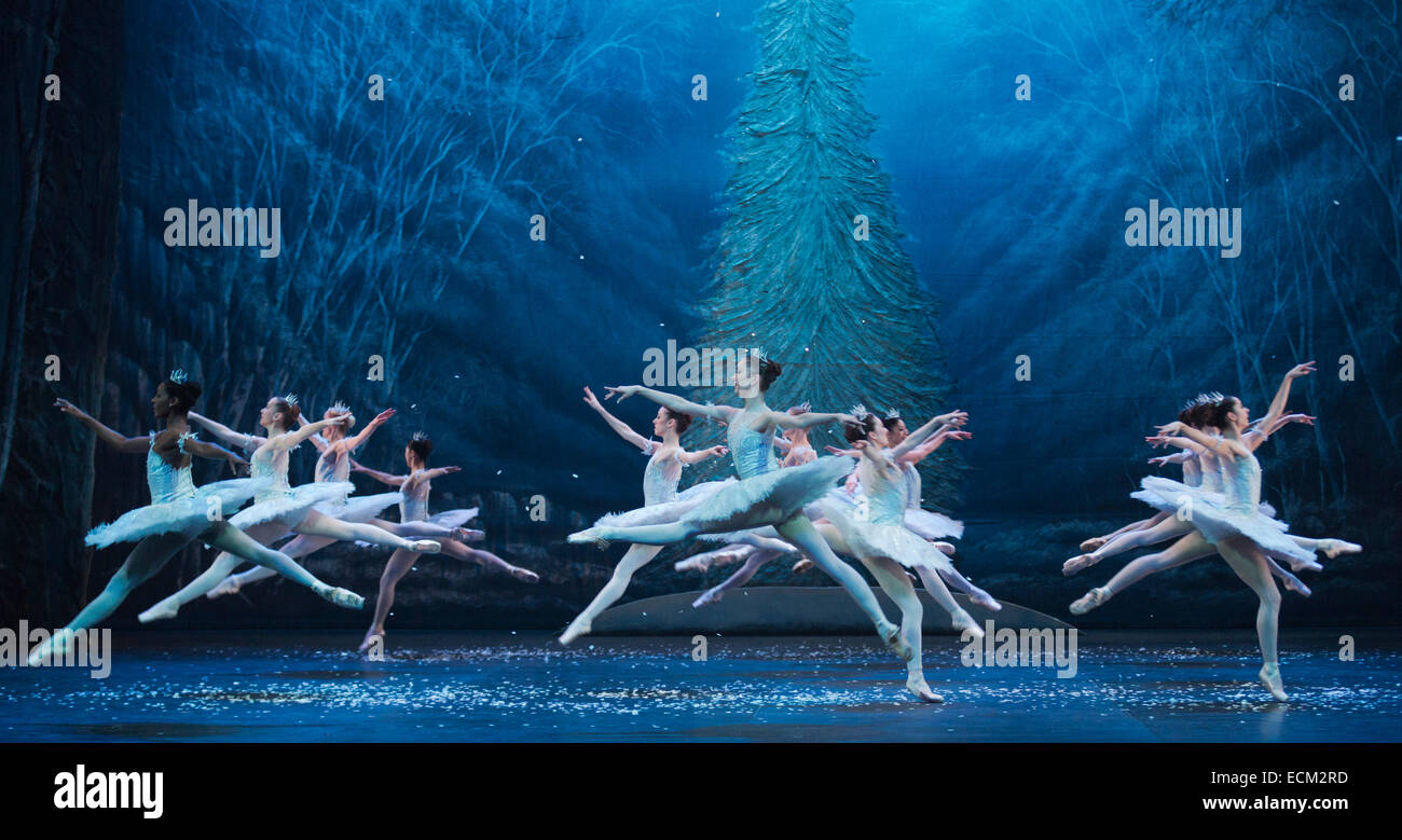 Danse des flocons effectuée par les danseurs de l'English National Ballet. Répétition générale pour le ballet 'Casse-Noisette' au London Coliseum. Sur une musique de Piotr Ilitch Tchaïkovski, le ballet de Noël traditionnel est chorégraphié par Wayne Eagling basé sur un concept par Toer von Schayk et Wayne Eagling. L'English National Ballet Philharmonic Orchestra accompagne les danseurs de l'English National Ballet et d'étudiants de l'English National Ballet School. Les enfants sont les artistes interprètes ou exécutants de l'Tring Park School for the Performing Arts. Banque D'Images