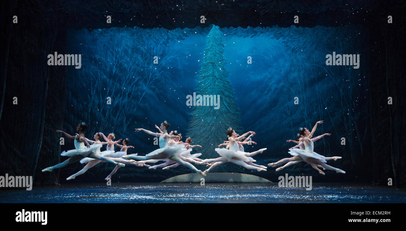 Danse des flocons effectuée par les danseurs de l'English National Ballet. Répétition générale pour le ballet 'Casse-Noisette' au London Coliseum. Sur une musique de Piotr Ilitch Tchaïkovski, le ballet de Noël traditionnel est chorégraphié par Wayne Eagling basé sur un concept par Toer von Schayk et Wayne Eagling. L'English National Ballet Philharmonic Orchestra accompagne les danseurs de l'English National Ballet et d'étudiants de l'English National Ballet School. Les enfants sont les artistes interprètes ou exécutants de l'Tring Park School for the Performing Arts. Banque D'Images