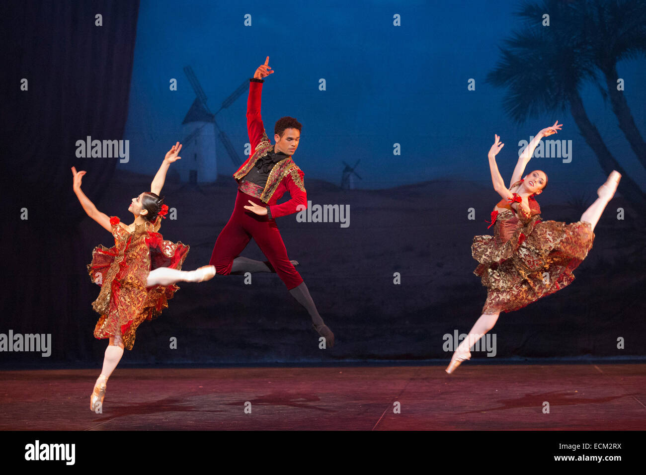 La danse espagnole avec Yonah Acosta danse avec Hudson Anjuli et Crystal Costa. Répétition générale pour le ballet 'Casse-Noisette' au London Coliseum. Sur une musique de Piotr Ilitch Tchaïkovski, le ballet de Noël traditionnel est chorégraphié par Wayne Eagling basé sur un concept par Toer von Schayk et Wayne Eagling. L'English National Ballet Philharmonic Orchestra accompagne les danseurs de l'English National Ballet et d'étudiants de l'English National Ballet School. Les enfants sont les artistes interprètes ou exécutants de l'Tring Park School for the Performing Arts. Banque D'Images