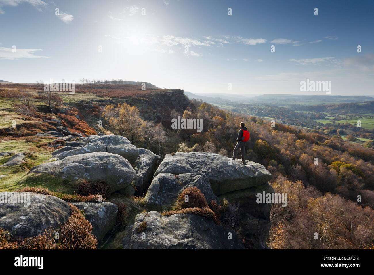 Curbar Lone walker sur Edge. Parc national de Peak District. Le Derbyshire. UK. Banque D'Images