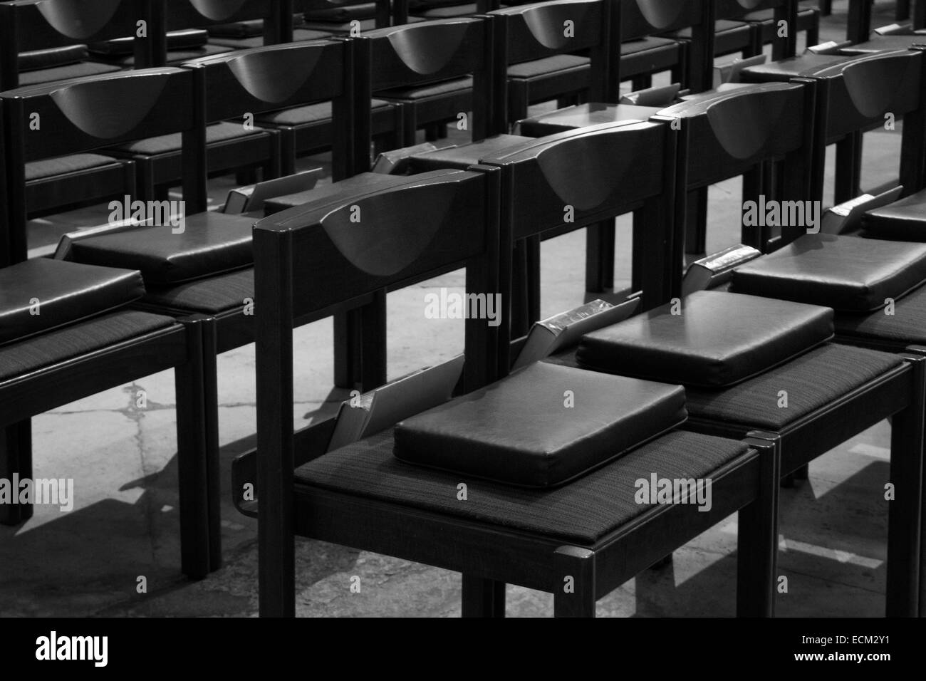 Photographie en noir et blanc d'chaises soigneusement variait dans York Minster Banque D'Images