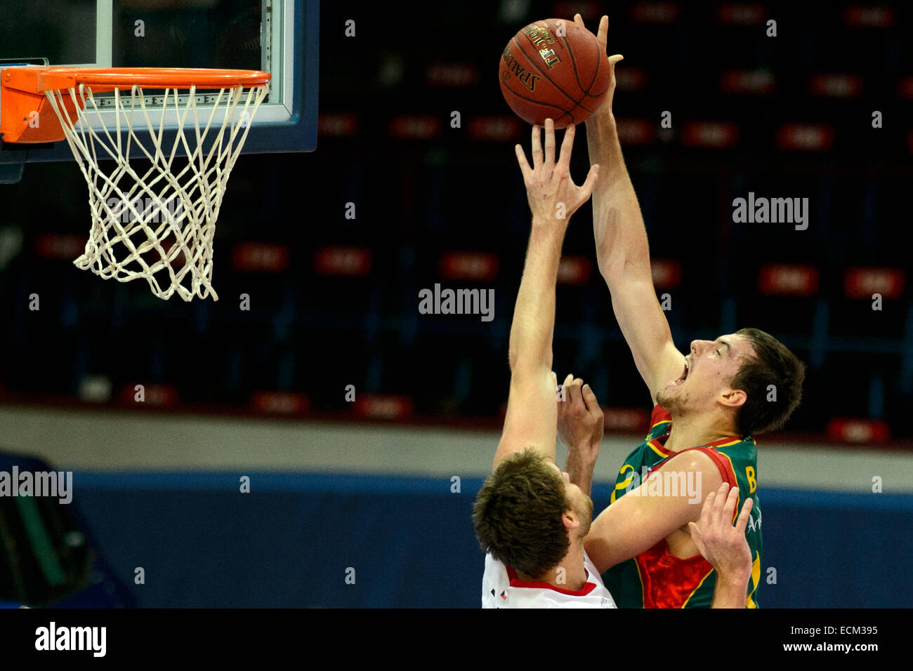 Prague, République tchèque. Dec 16, 2014. Ondrej Balvin (droite) de l'Espagne et l'équipe de Garrett Stutz (gauche) de l'équipe tchèque, lutte pour une balle pendant 10e ronde C Groupe de jeu de basket-ball match de la coupe d'Europe de basket-ball CEZ Nymburk vs Baloncesto Sevilla à Prague, en République tchèque, le 16 décembre 2014. (Photo/CTK Michal Kamaryt) © CTK/Alamy Live News Banque D'Images