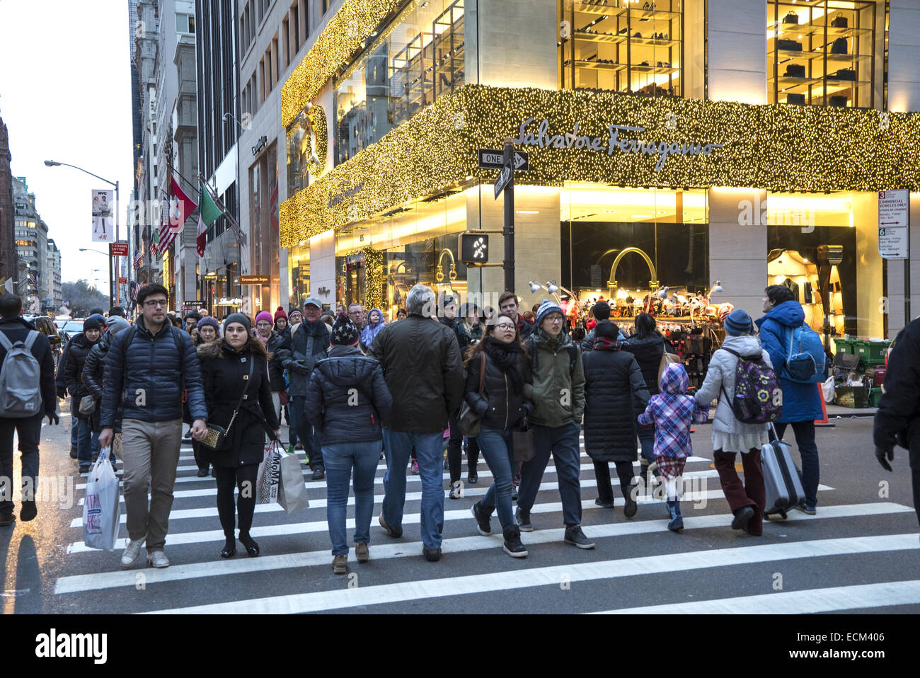 Le week-end après l'action de grâce sur la 5e Avenue à New York, le début de la saison d'achats de vacances de Noël. Banque D'Images Le week-end après l'action de grâce sur la 5e Avenue à New York, le début de la saison d'achats de vacances de Noël. Banque D'Images