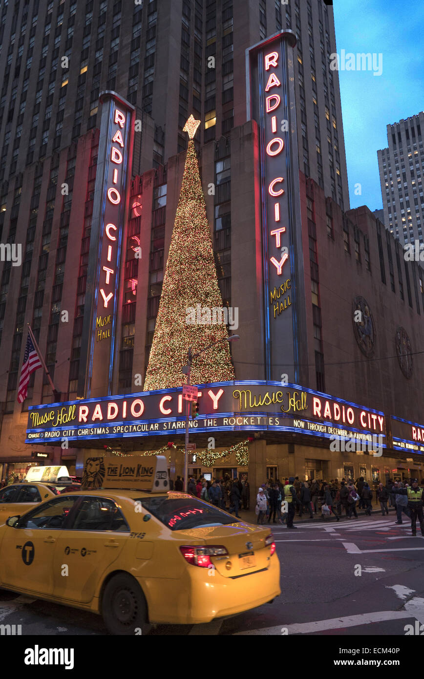 L'Avenue des Amériques, (6e avenue) par Radio City à Midtown Manhattan, New York. Banque D'Images