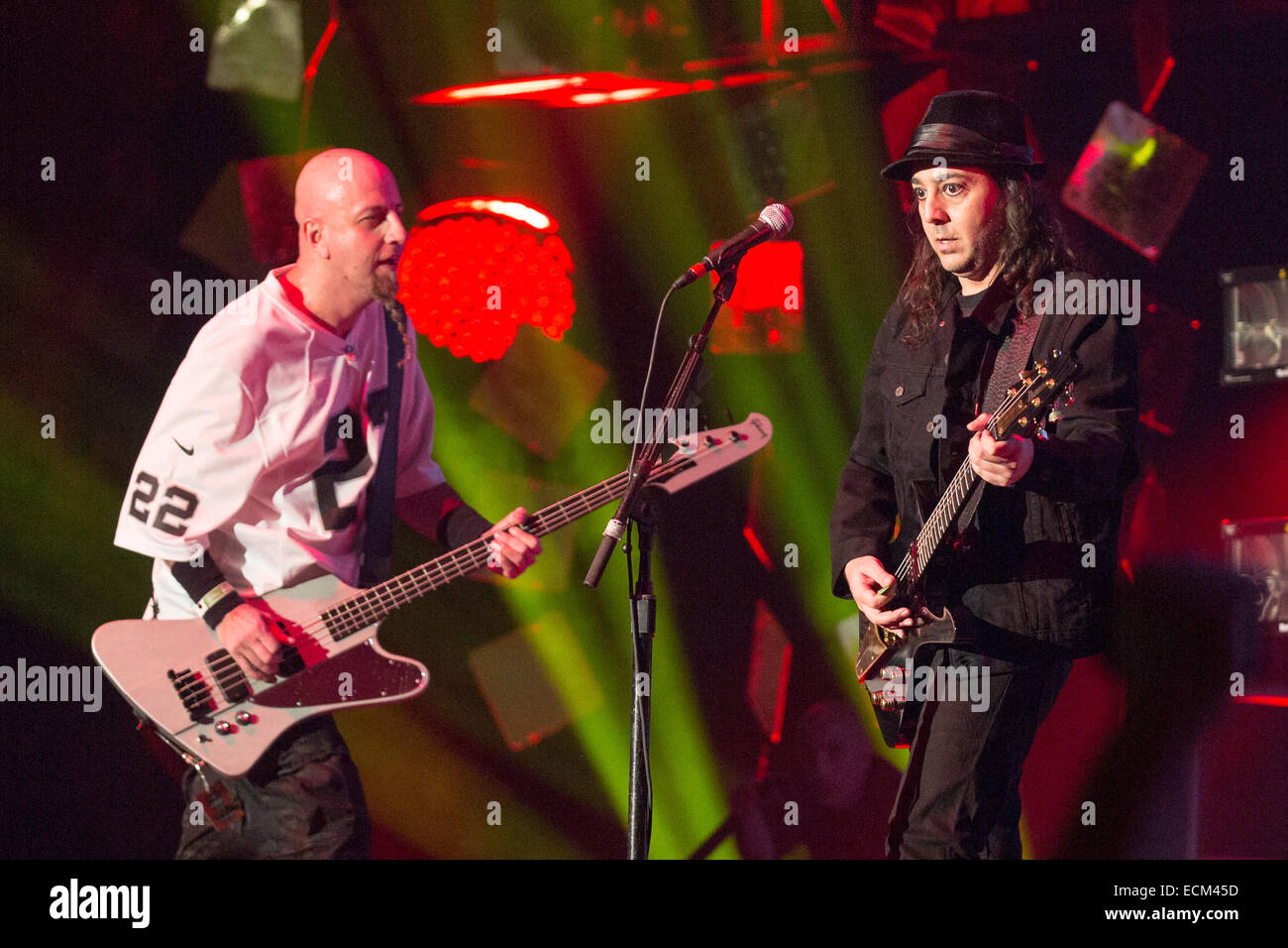 Inglewood, Californie, USA. 14 Décembre, 2014. SHAVO ODADJIAN (L) et Daron Malakian de System of a down effectue en concert au 25e congrès annuel de Noël acoustique presque KROQ lors du Forum à Inglewood, Californie © Daniel DeSlover/ZUMA/Alamy Fil Live News Banque D'Images