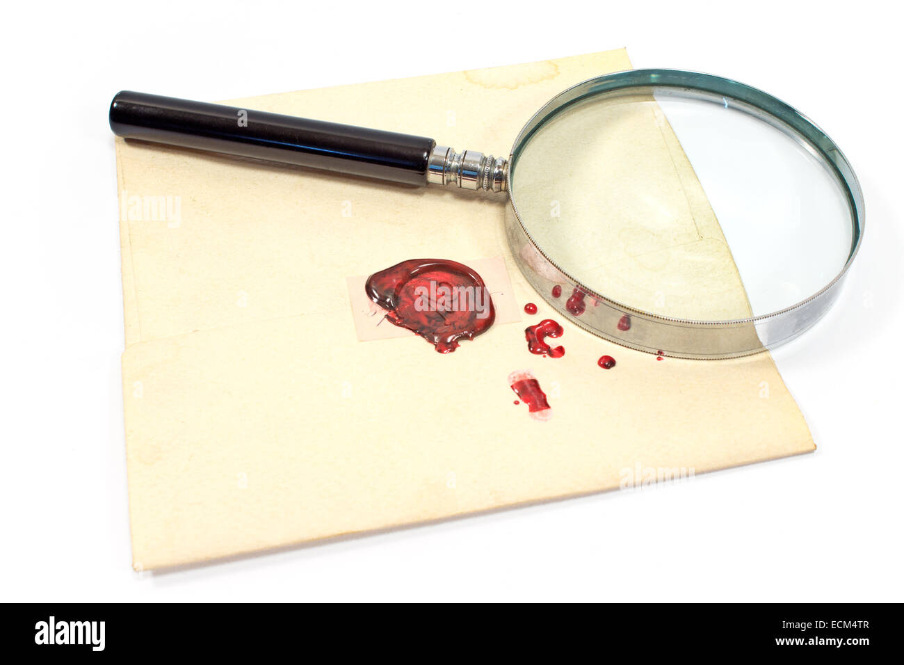 Loupe sur Antique lettre scellée de cire isolated on white Banque D'Images