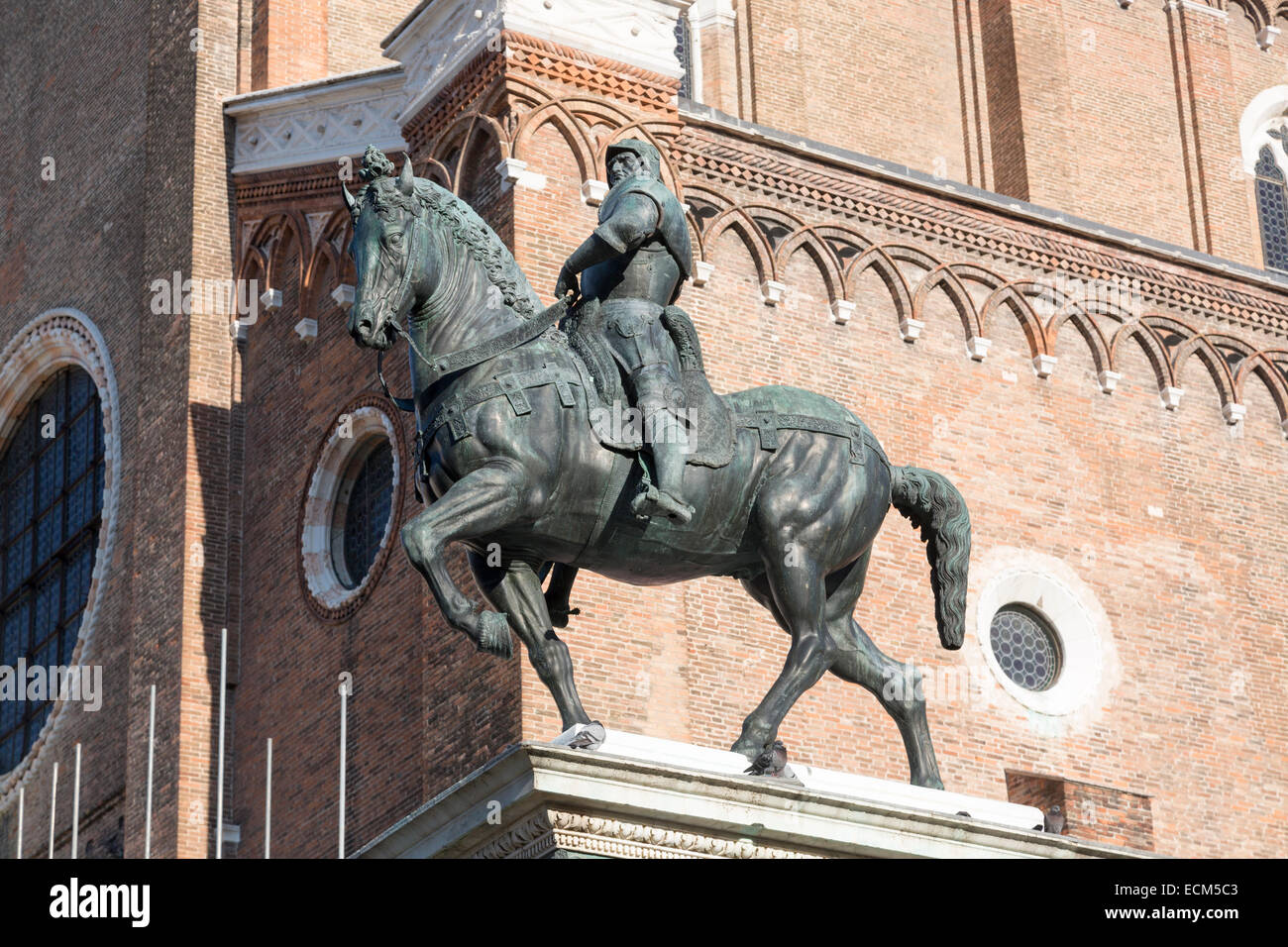 Statue de Bartolomeo Colleoni par Verrocchio, exprimés par Leopardi, Campo Santi Giovanni e Paolo, Venise, Italie Banque D'Images