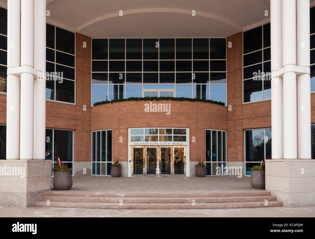 L'entrée principale de l'Hôtel de Ville de Brampton dans le centre-ville de Brampton, Ontario, Canada. Banque D'Images L'entrée principale de l'Hôtel de Ville de Brampton dans le centre-ville de Brampton, Ontario, Canada. Banque D'Images