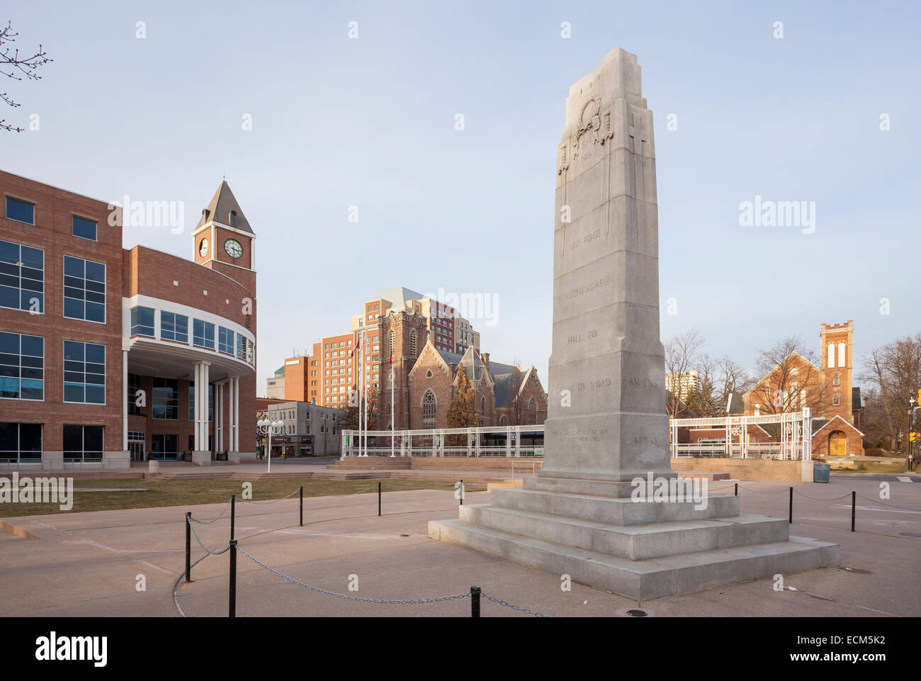 Une statue commémorative de reconnaître les hommes de Brampton qui ont combattu dans la Première Guerre Mondiale I & II avec l'Hôtel de ville en arrière-plan. Le centre-ville Banque D'Images Une statue commémorative de reconnaître les hommes de Brampton qui ont combattu dans la Première Guerre Mondiale I & II avec l'Hôtel de ville en arrière-plan. Le centre-ville Banque D'Images