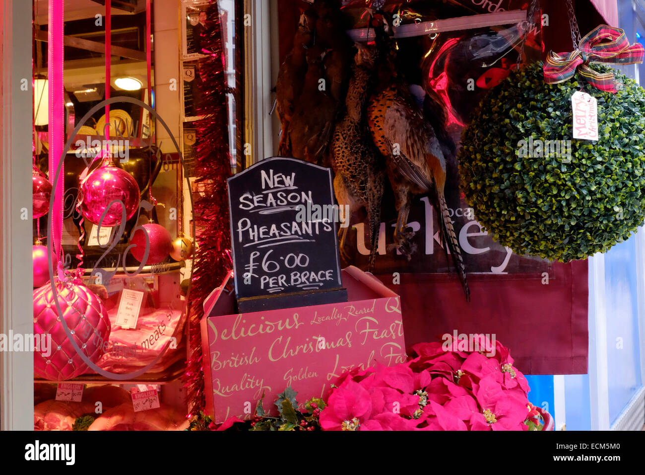 Faisans frais avec une fête de Noël à l'extérieur de l'affichage d'un jeu traditionnel des boucheries en angleterre Banque D'Images