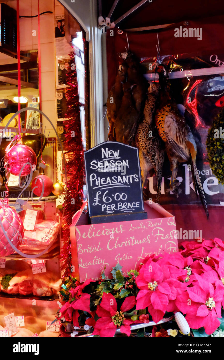 Faisans frais avec une fête de Noël à l'extérieur de l'affichage d'un jeu traditionnel des boucheries en angleterre Banque D'Images