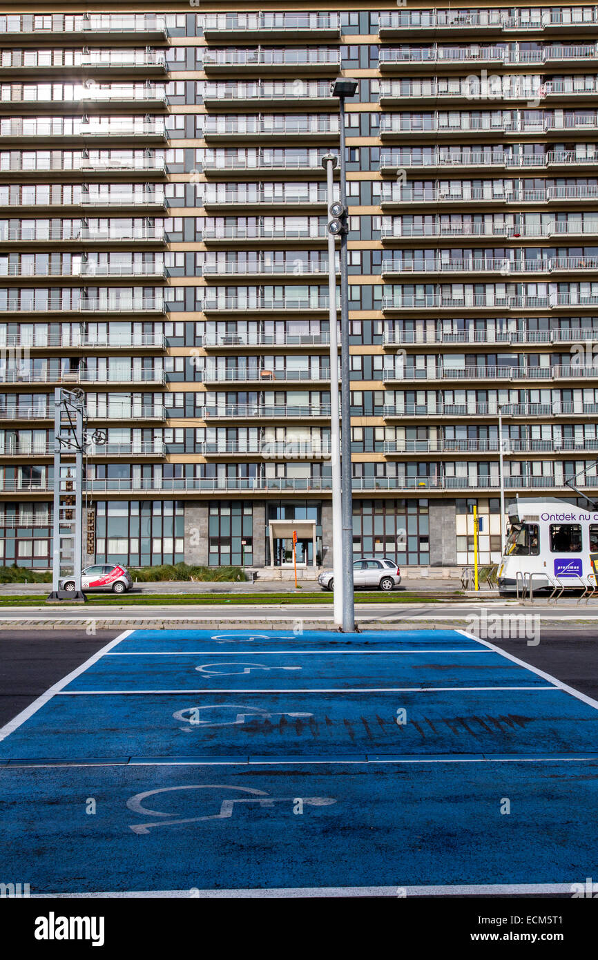 Block, d'énormes vacances appartements, appartements sur la côte belge, Oostende Banque D'Images