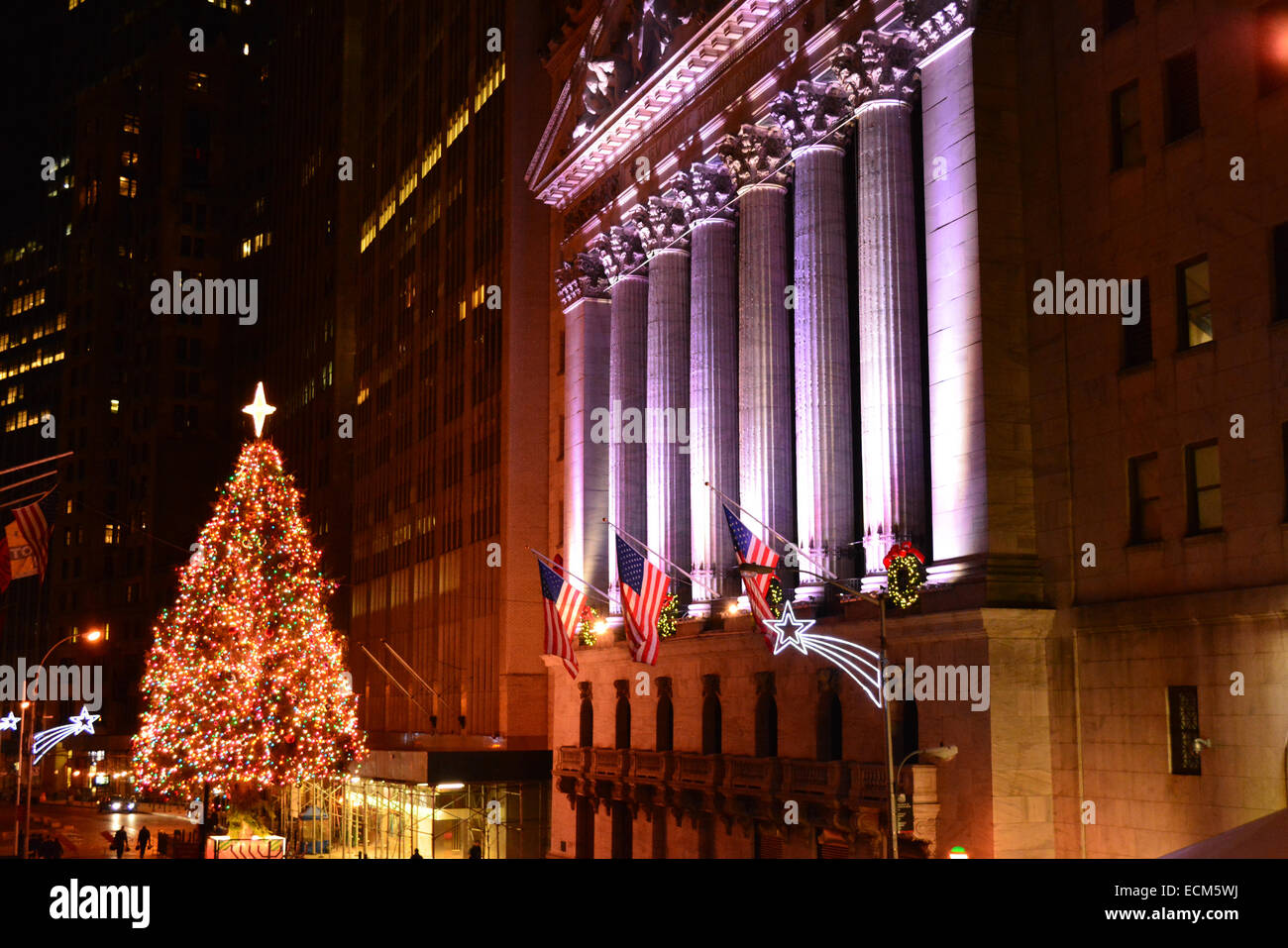 Arbre de Noël en face de la Bourse de New York dans le Lower Manhattan. Banque D'Images