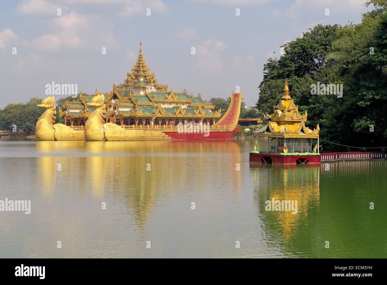 Royal barge flottante à Yangon, Myanmar Banque D'Images