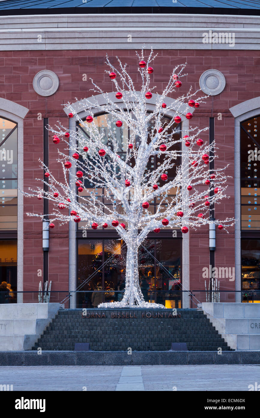 Un non-saisonnier Arbre de Noël traditionnel avec le Rose Theatre à l'arrière-plan. Le centre-ville de Brampton, Ontario, Canada. Banque D'Images