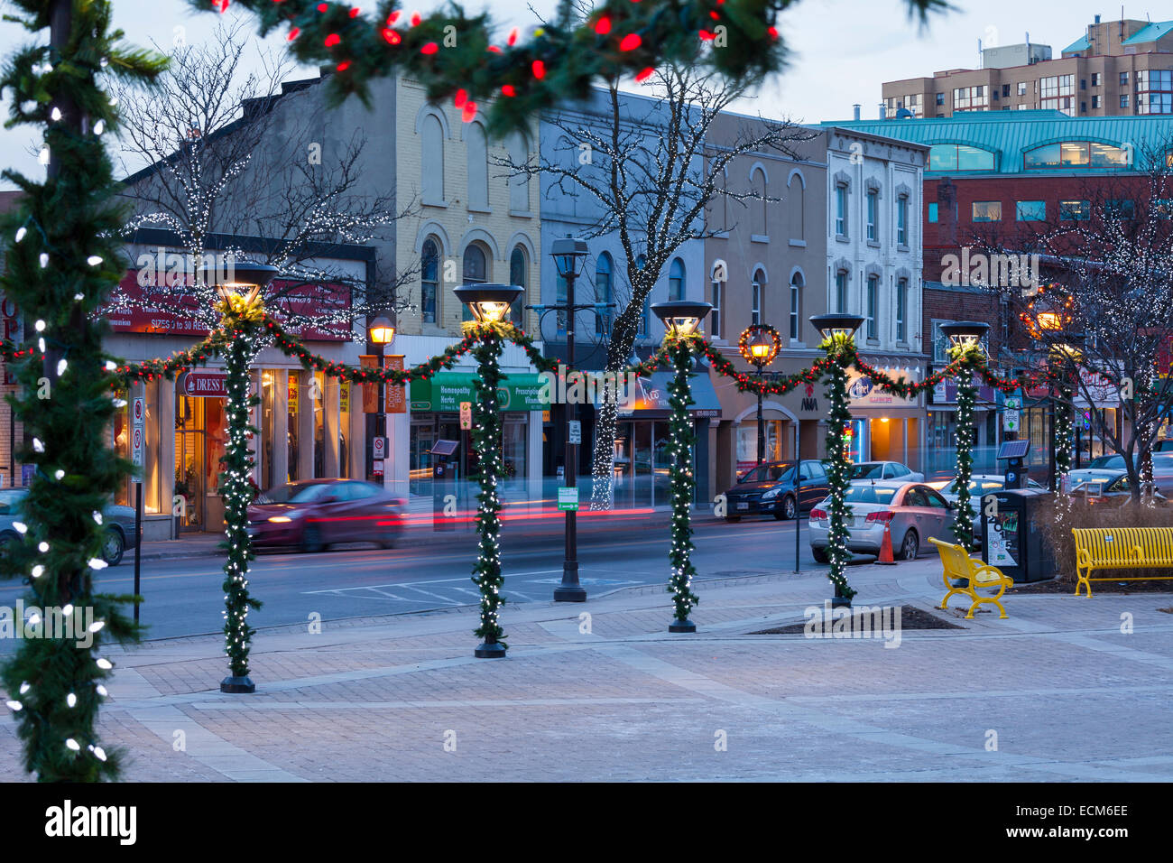 Rue principale décorée pour la saison de Noël au centre-ville de Brampton, Ontario, Canada. Banque D'Images