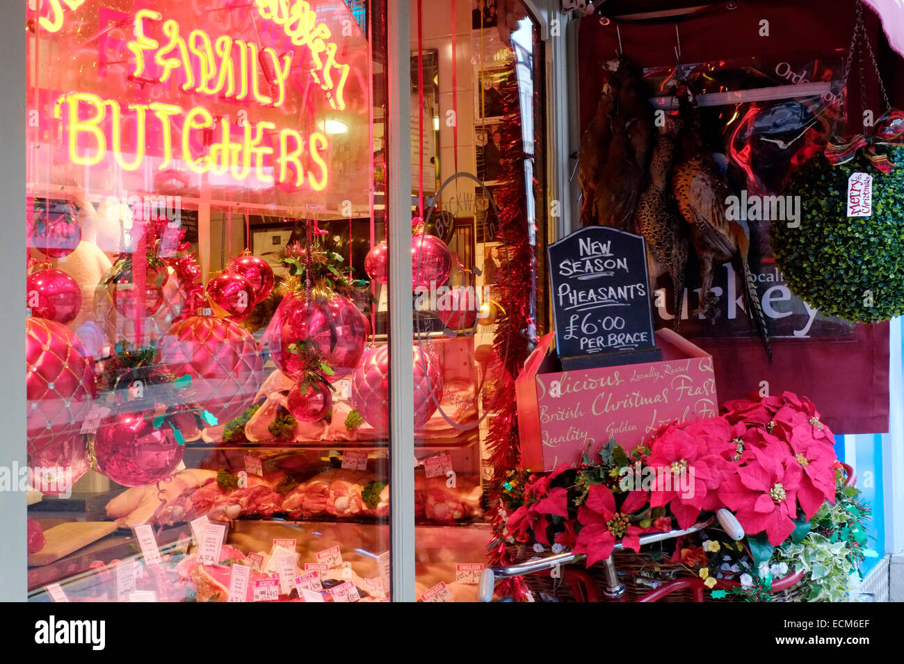 Faisans frais avec une fête de Noël à l'extérieur de l'affichage d'un jeu traditionnel des boucheries en angleterre Banque D'Images