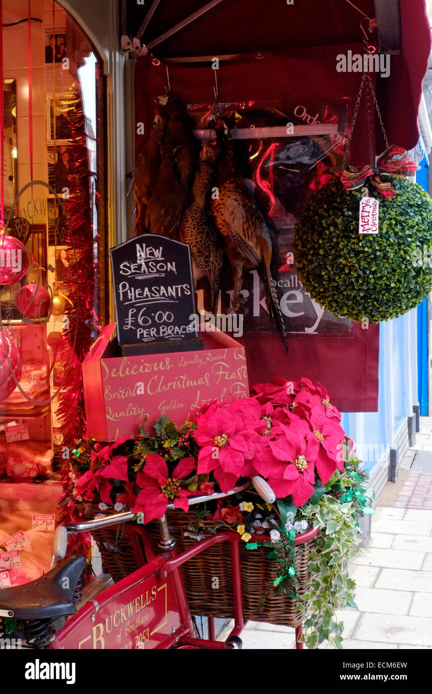 Faisans frais avec une fête de Noël à l'extérieur de l'affichage d'un jeu traditionnel des boucheries en angleterre Banque D'Images