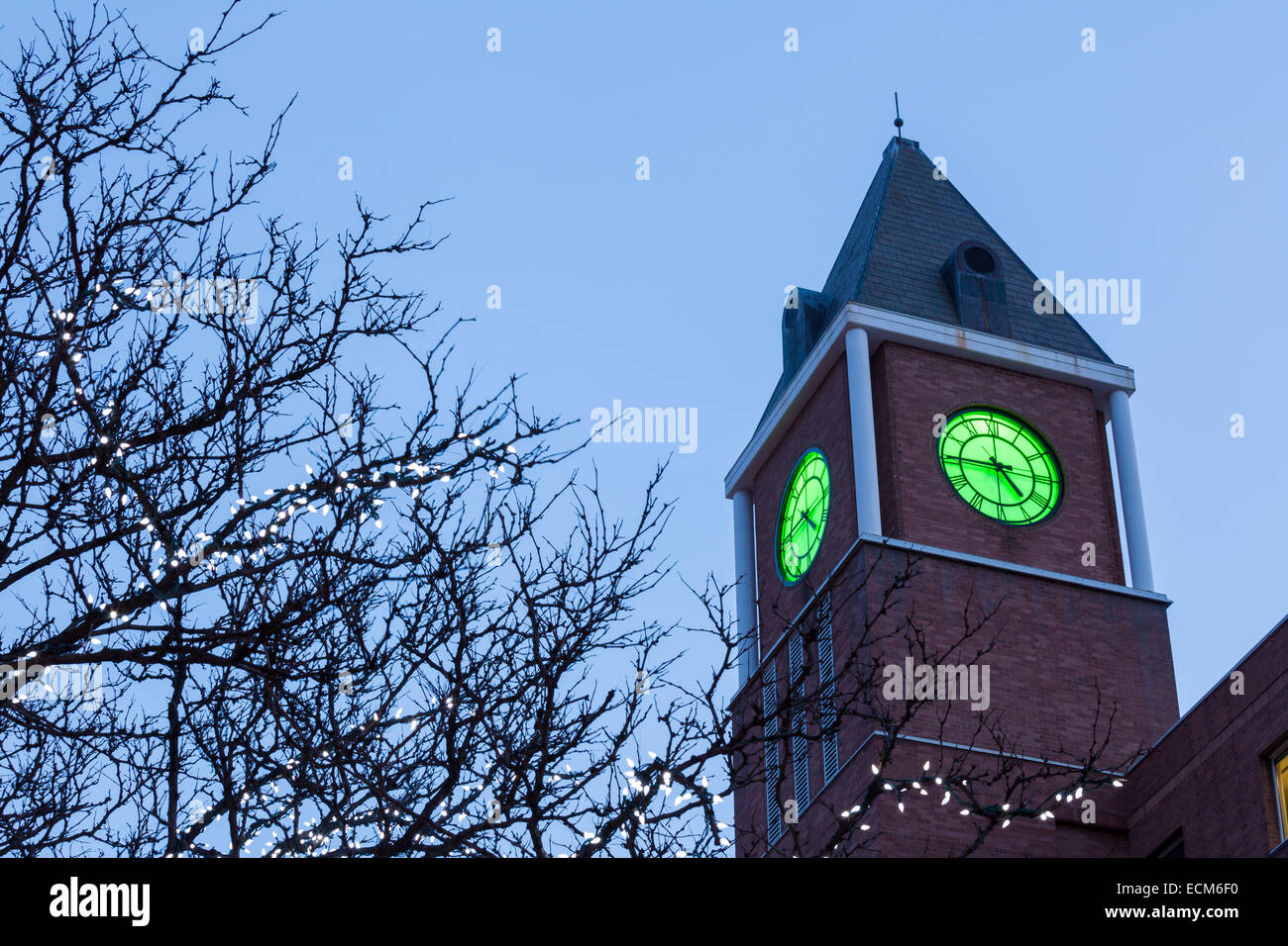 La tour de l'horloge en haut de l'hôtel de ville au centre-ville de Brampton, Ontario, Canada. Banque D'Images La tour de l'horloge en haut de l'hôtel de ville au centre-ville de Brampton, Ontario, Canada. Banque D'Images
