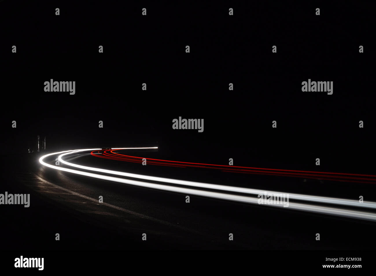 Tralight Light trails dans le tunnel. Art image. Une longue exposition photo prise dans un tunnel. Banque D'Images Tralight Light trails dans le tunnel. Art image. Une longue exposition photo prise dans un tunnel. Banque D'Images