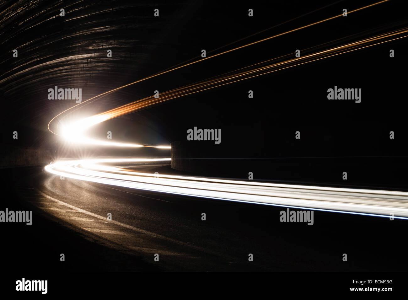 Tralight Light trails dans le tunnel. Art image. Une longue exposition photo prise dans un tunnel. Banque D'Images Tralight Light trails dans le tunnel. Art image. Une longue exposition photo prise dans un tunnel. Banque D'Images