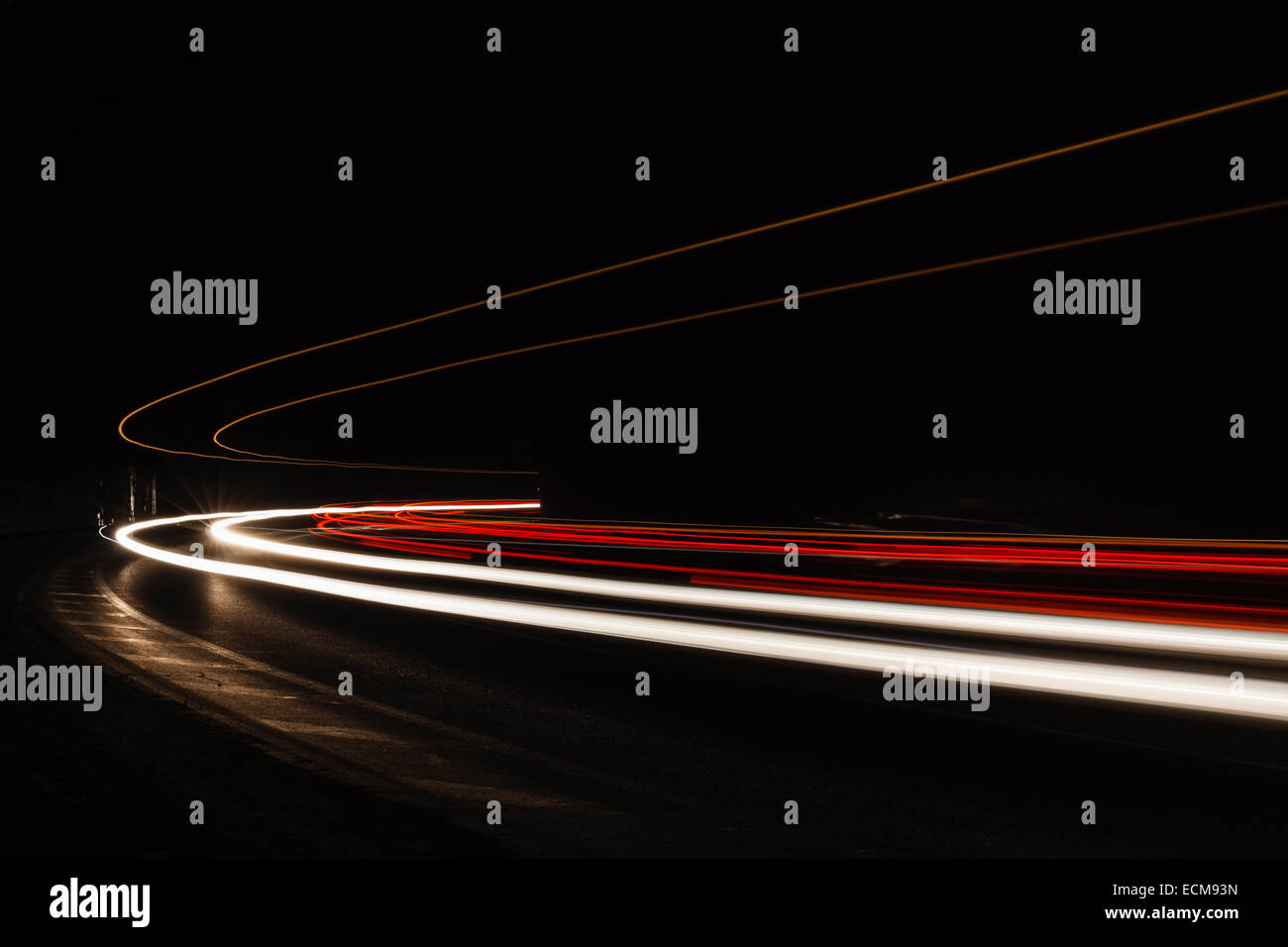 Tralight Light trails dans le tunnel. Art image. Une longue exposition photo prise dans un tunnel. Banque D'Images Tralight Light trails dans le tunnel. Art image. Une longue exposition photo prise dans un tunnel. Banque D'Images