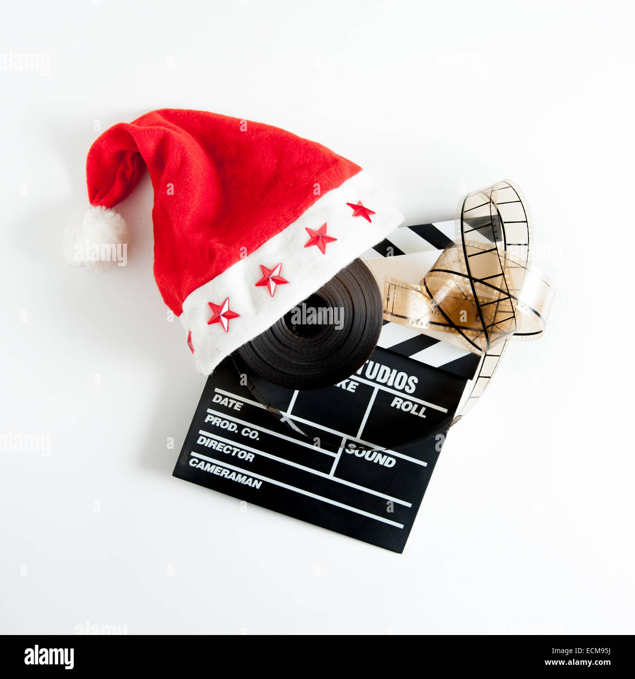 Santa Claus hat sur un film clapper board et d'une bobine de film isolé sur fond blanc Banque D'Images