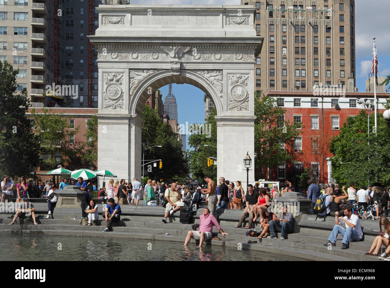 Vue d'été de Washington Square Park fontaine avec les touristes et les étudiants Banque D'Images