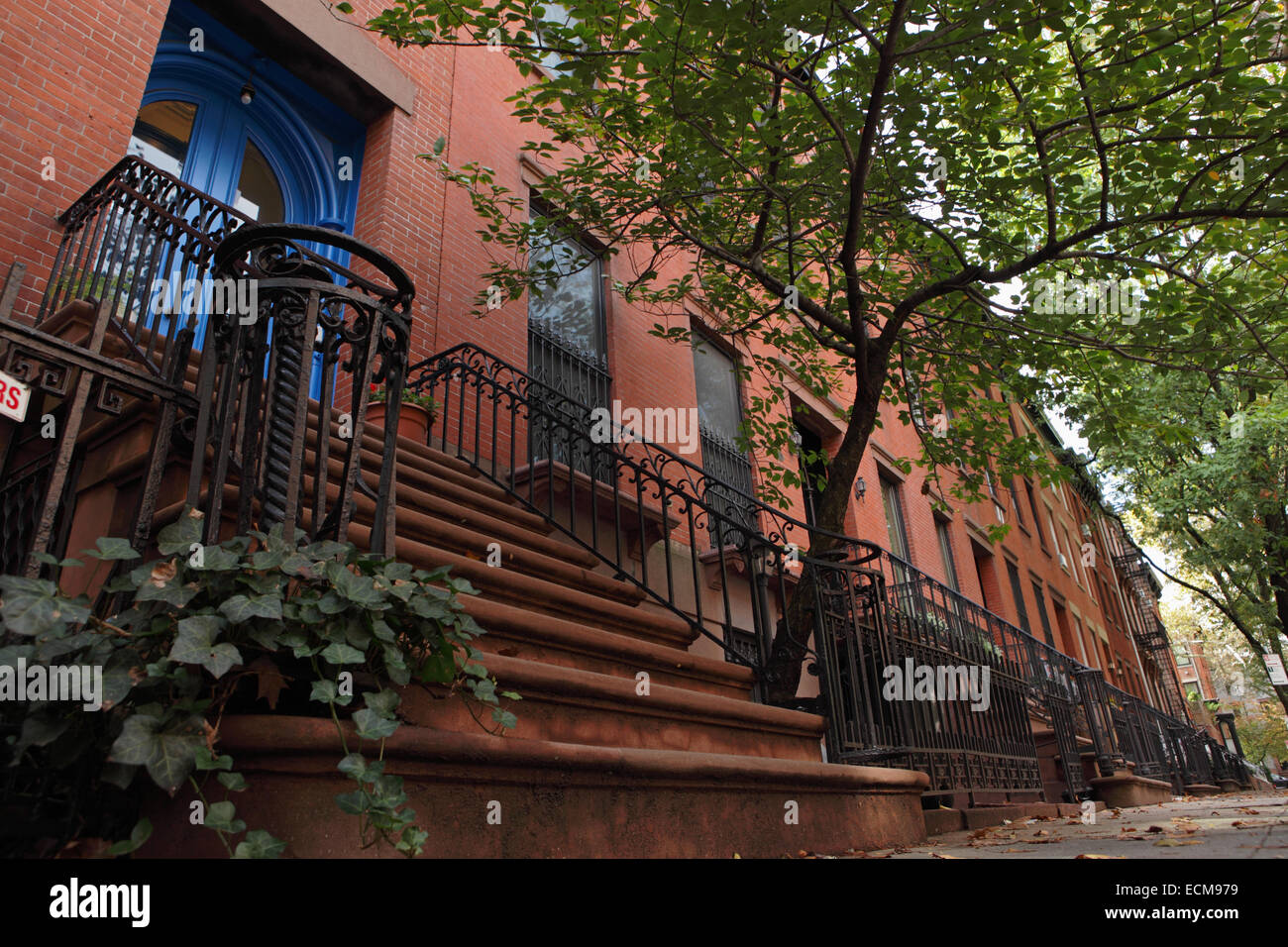 Vue vers le bas la State Street à Brooklyn Heights Historic District, New York en été Banque D'Images