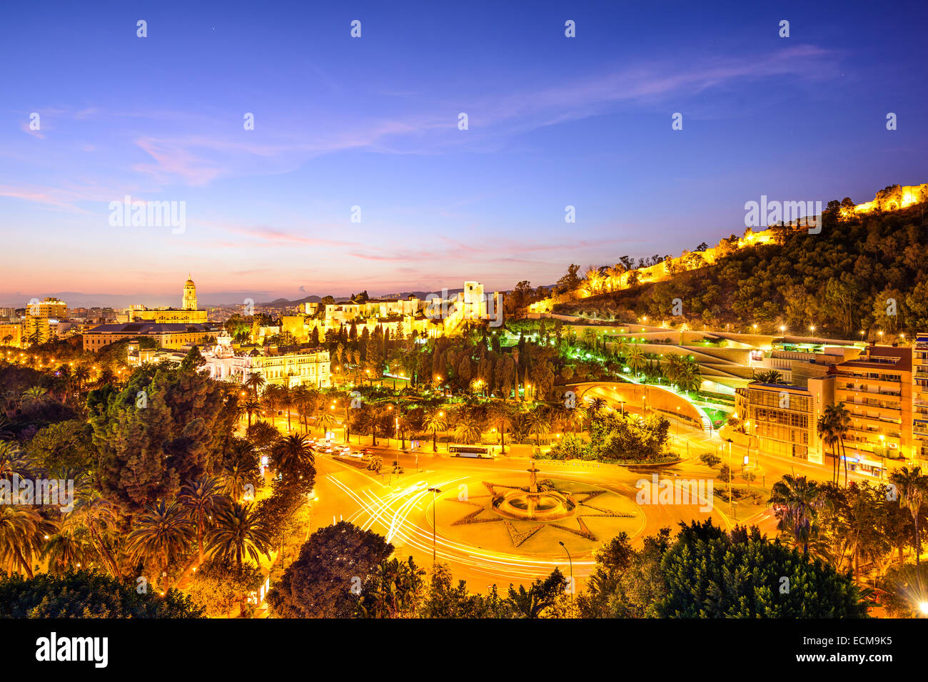 Malaga, Espagne cityscape à la Cathédrale, l'Hôtel de ville et fort mauresque Alcazaba. Banque D'Images