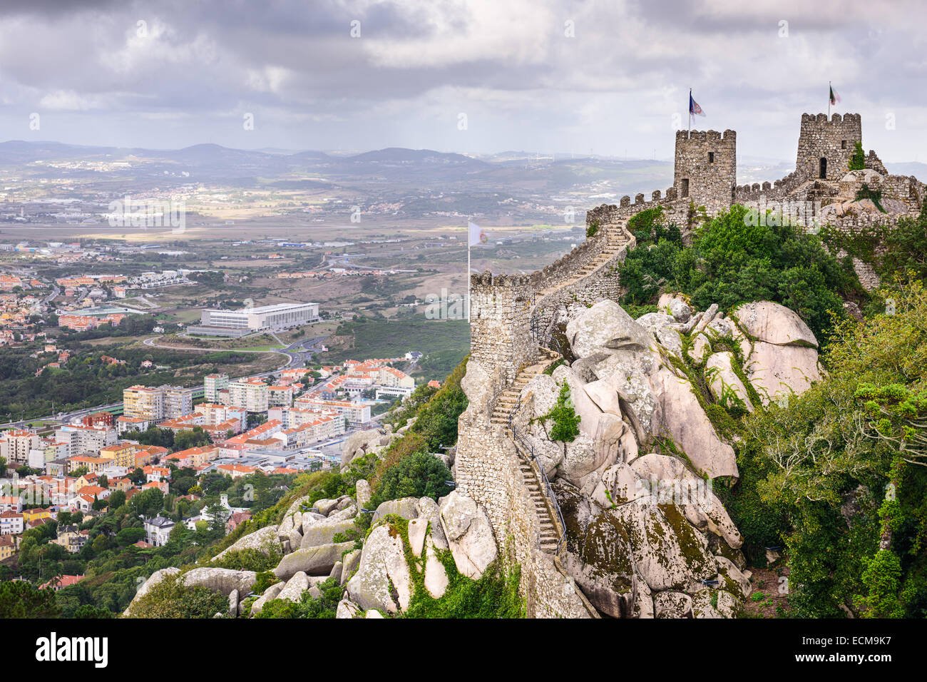 À Sintra, au Portugal, le château mauresque et Sintra paysage urbain. Banque D'Images