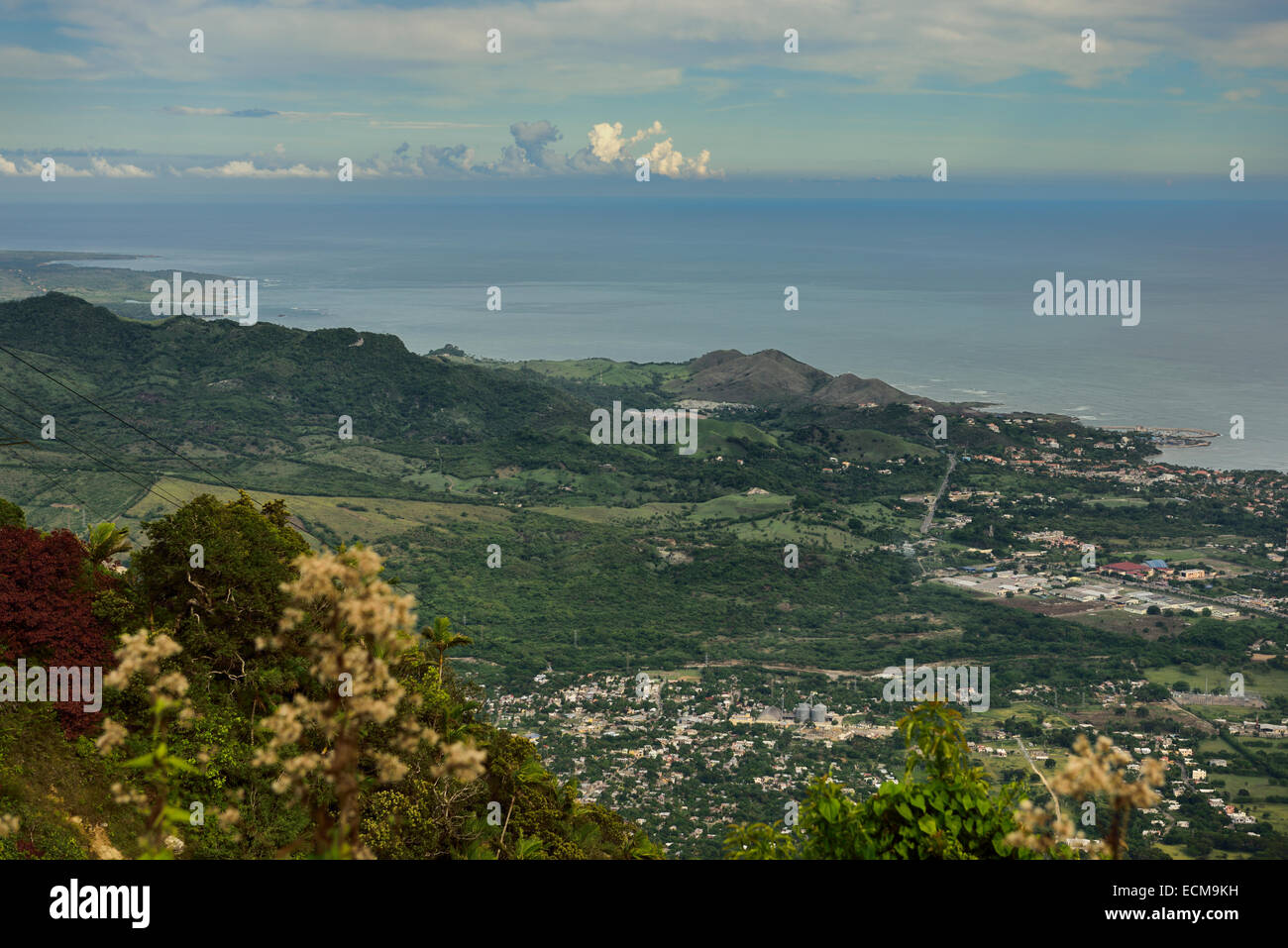 Vue aérienne à l'ouest de la montagne Isabel de Torres montagne de Puerto Plata avec Ocean World Park République Dominicaine Banque D'Images