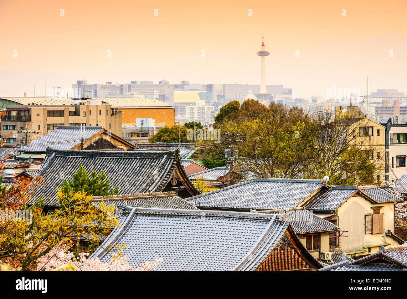 Kyoto, Japon skyline sur temple et de culte des toits. Banque D'Images