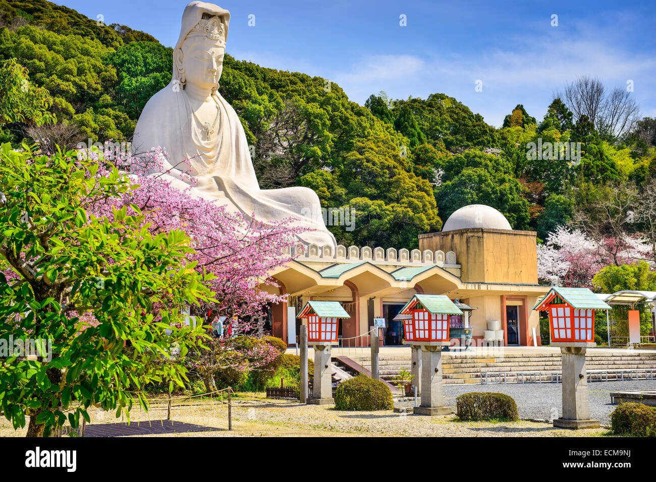 Kyoto, au Japon, au monument commémoratif de guerre Guerre Ryōzen Kannon dans la saison du printemps. Banque D'Images