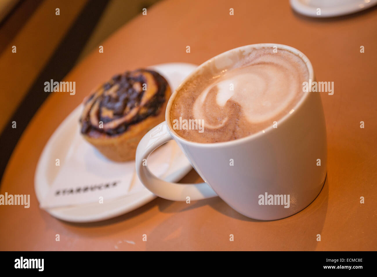 Une tasse de café avec un tourbillon de chocolat Banque D'Images