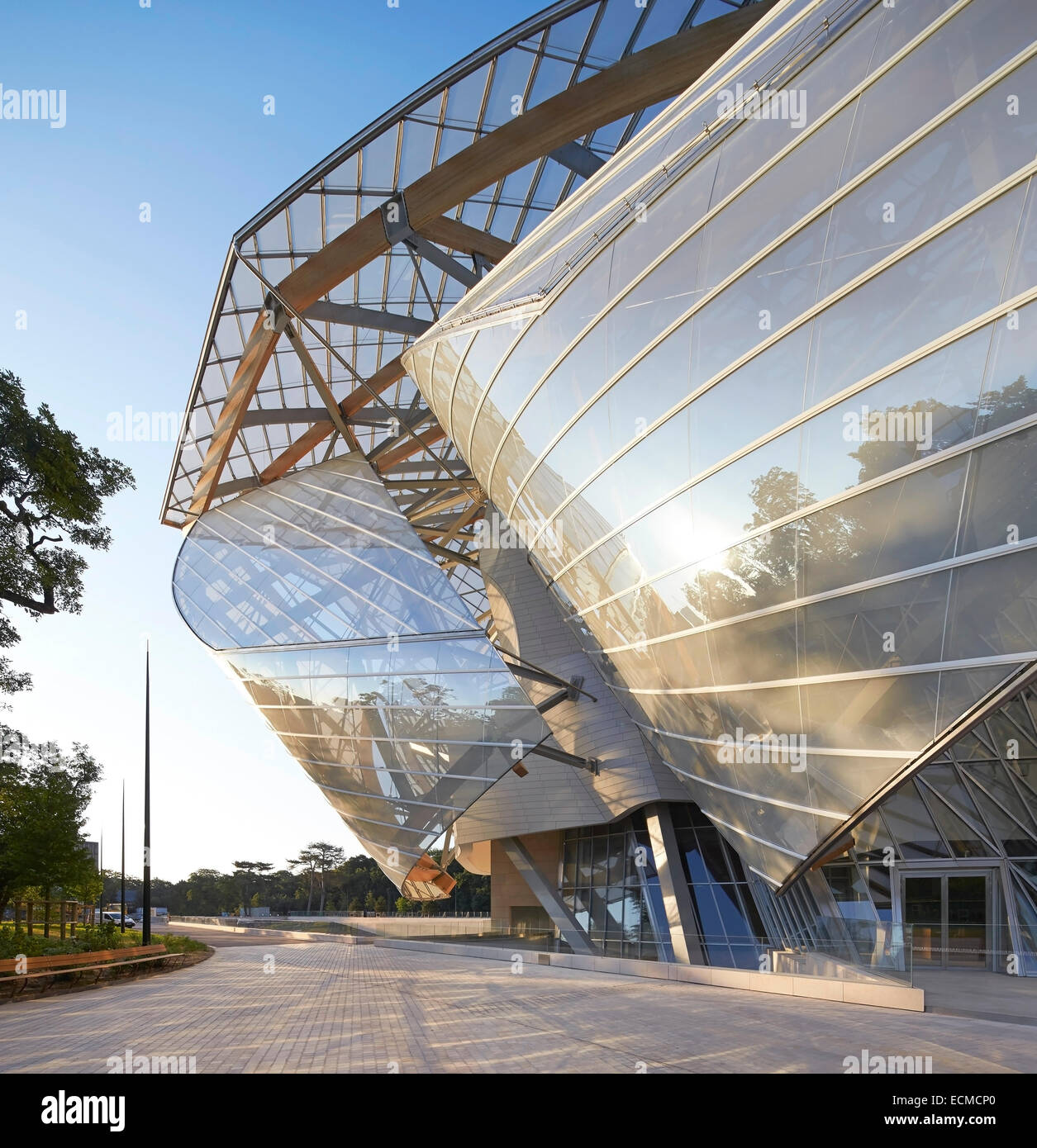 Fondation Louis Vuitton, Paris, France. Architecte : Gehry Partners LLP, 2014. Entrée au rez-de-chaussée le long de la perspective au début de mo Banque D'Images