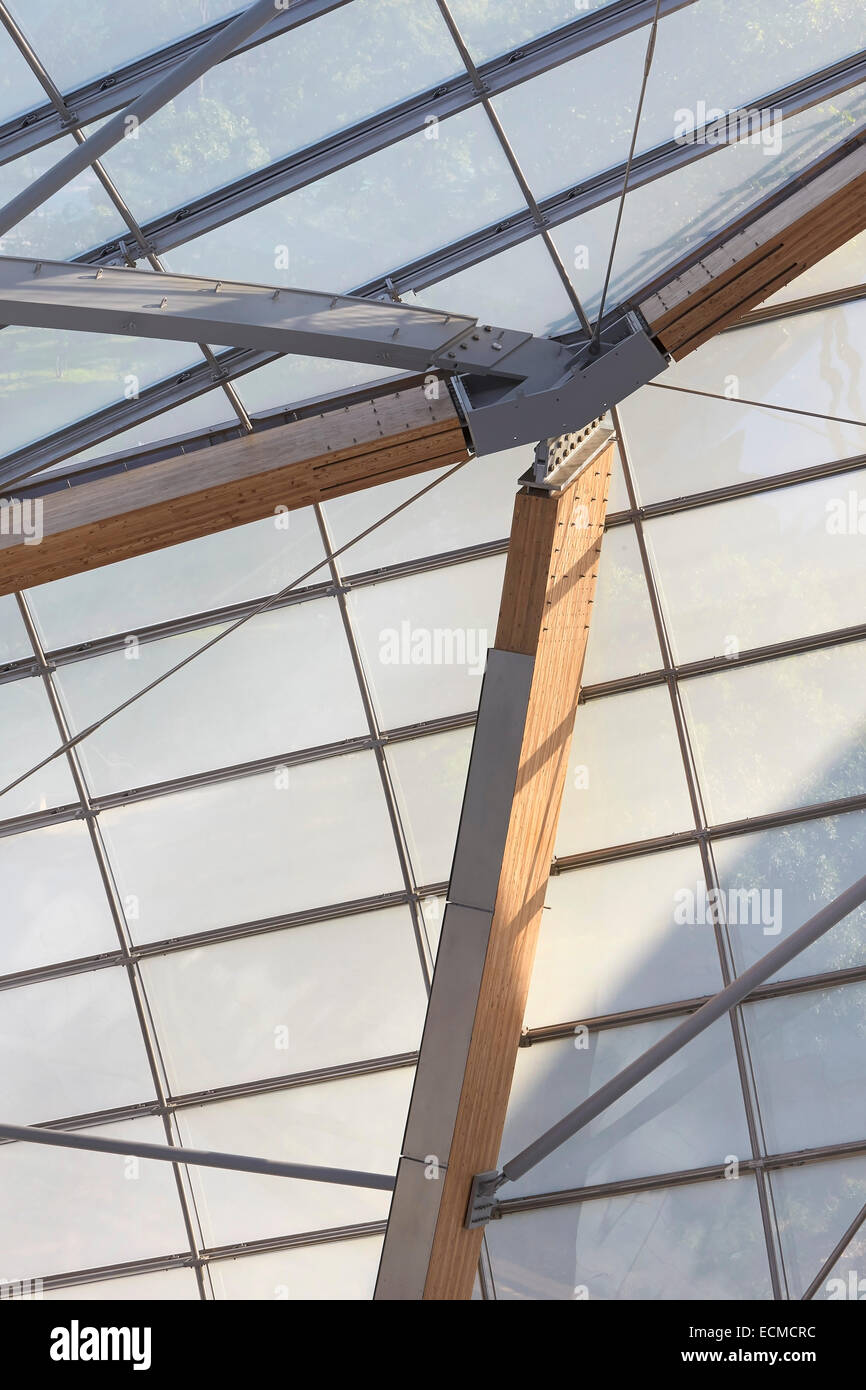 Fondation Louis Vuitton, Paris, France. Architecte : Gehry Partners LLP, 2014. Détail de voiles de verre avec des fermes en bois. Banque D'Images