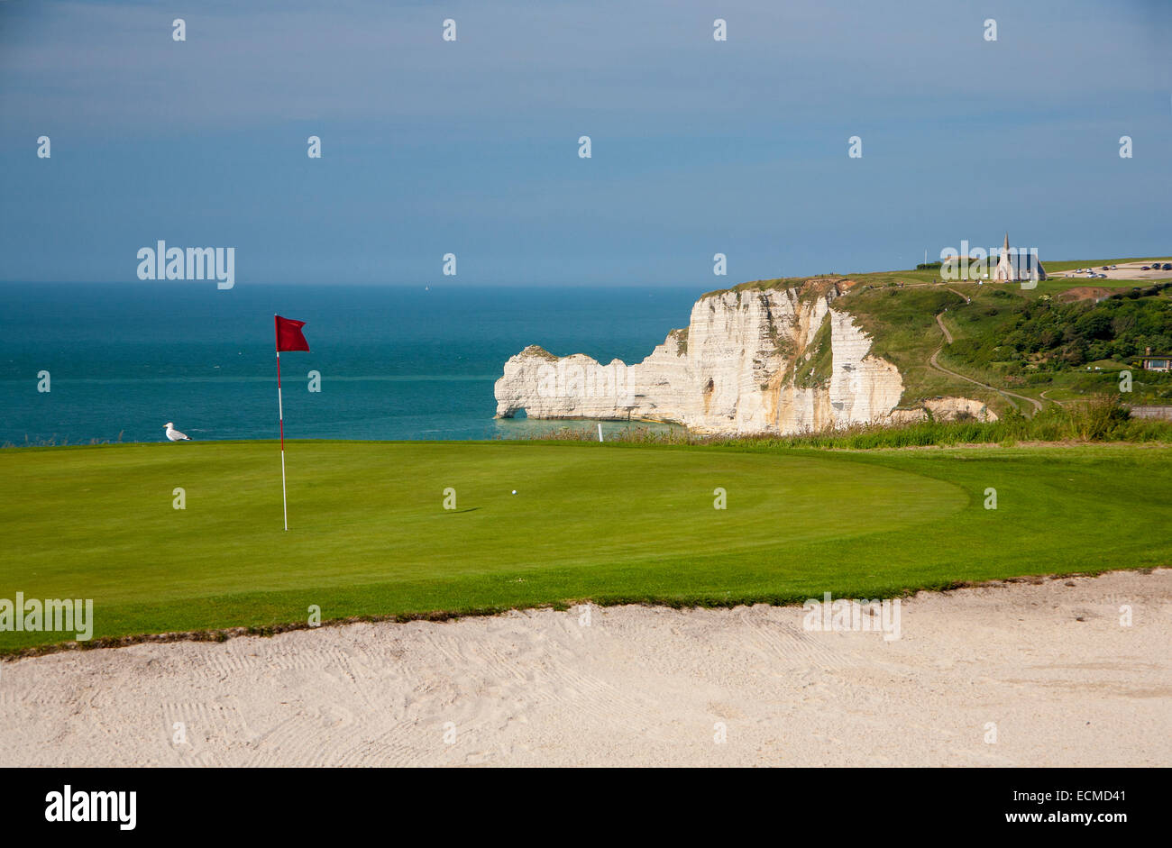 Etretat Golf sur les falaises au soleil. Banque D'Images