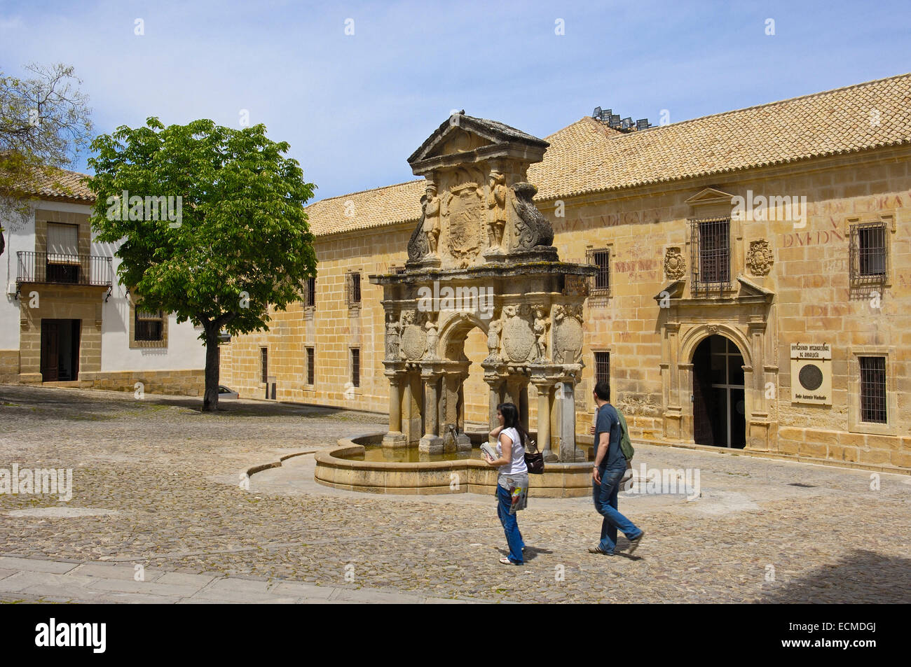 Seminario de San Felipe Neri et fontaine à la place Santa María, 16e siècle, Baeza, Jaen province, Andalusia, Spain, Europe Banque D'Images