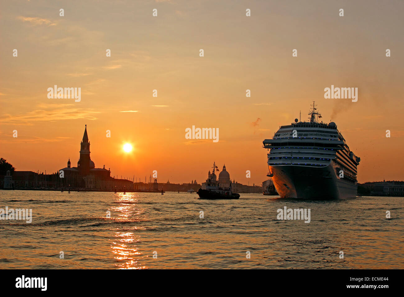 Grand navire de croisière au coucher du soleil, le Costa Fascinosa, lagune de Venise, Venise, Vénétie, Italie Banque D'Images