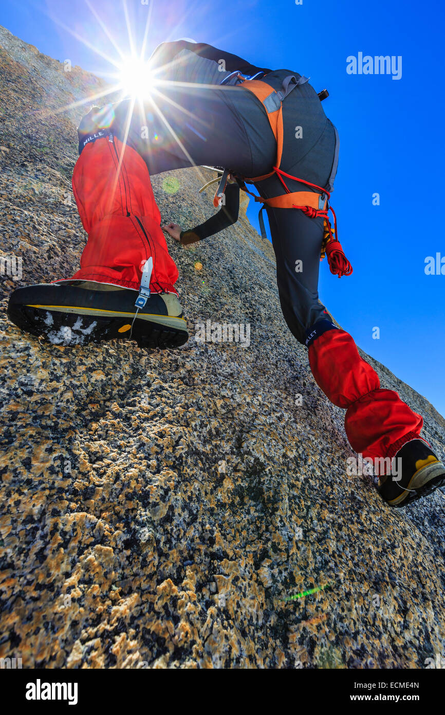 Grimpeur d'escalade sur une paroi rocheuse, Ascension alpine, Alpes, en dessous du sommet, Petite Bettmeralp, Canton du Valais, Suisse Banque D'Images