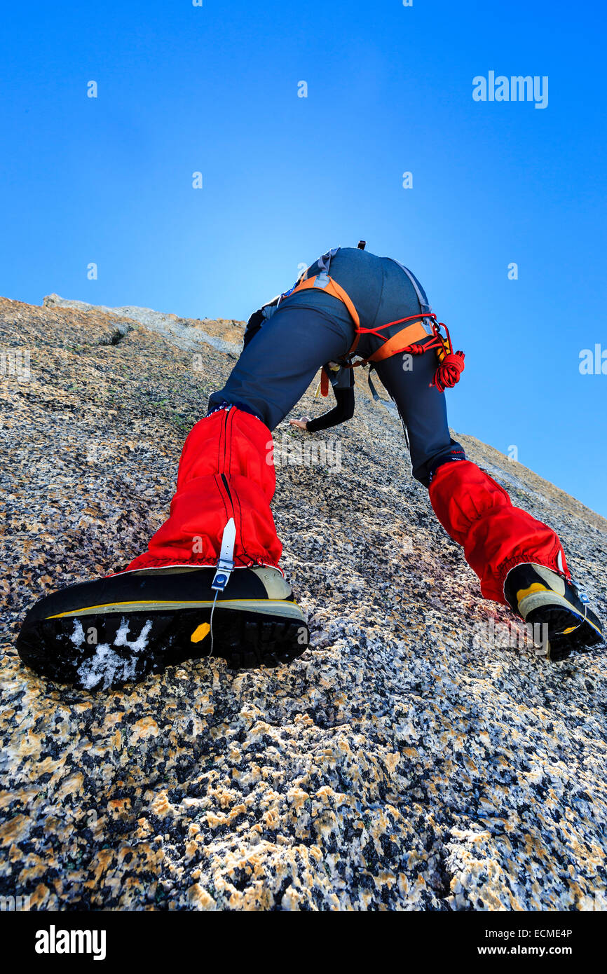 Grimpeur d'escalade sur une paroi rocheuse, Ascension alpine, Alpes, en dessous du sommet, Petite Bettmeralp, Canton du Valais, Suisse Banque D'Images