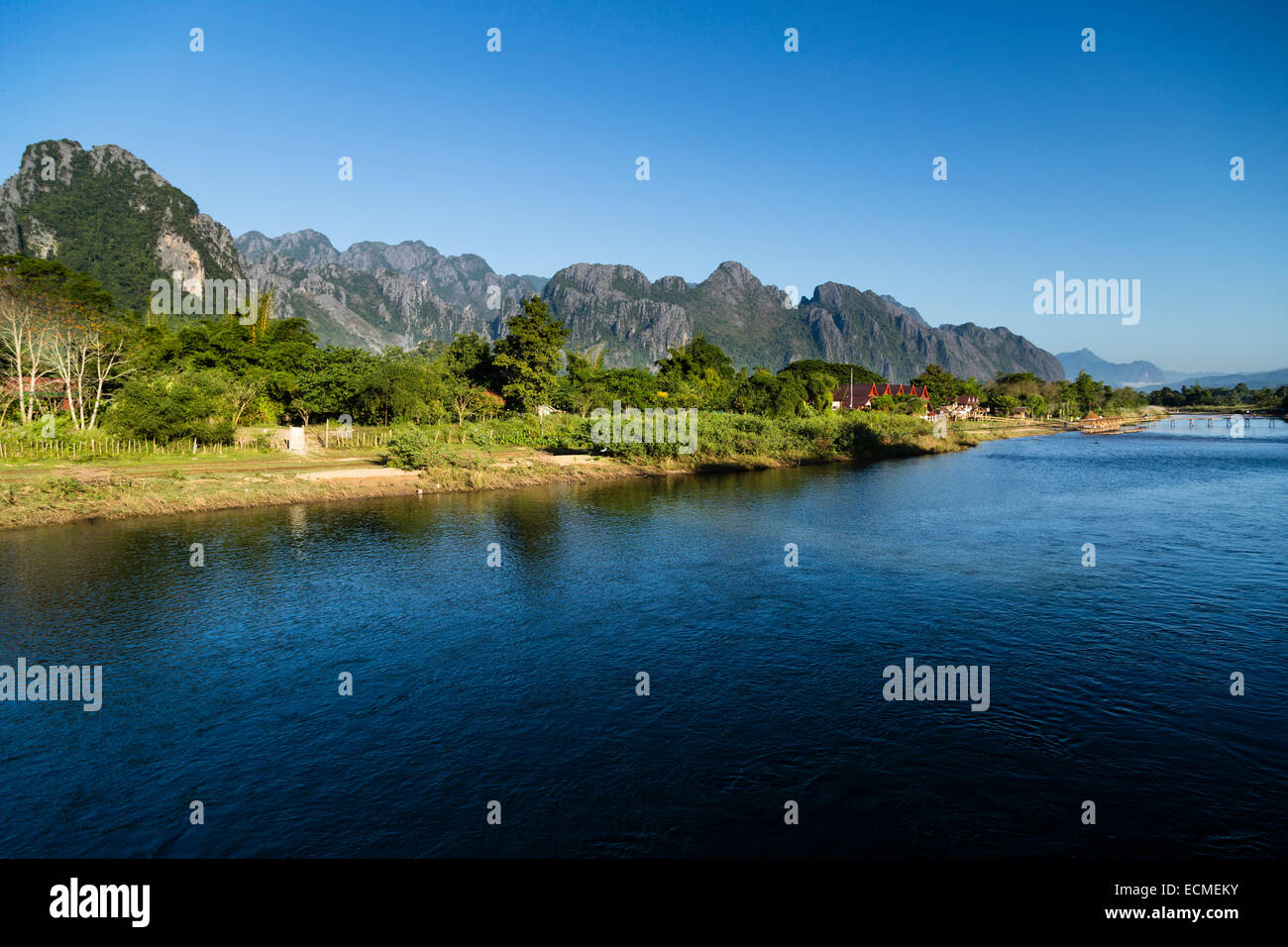 Vang Vieng paysage karstique calcaire, le long de la rivière Nam Song ou Chanson, Viengkeo, Vang Vieng, Laos Banque D'Images