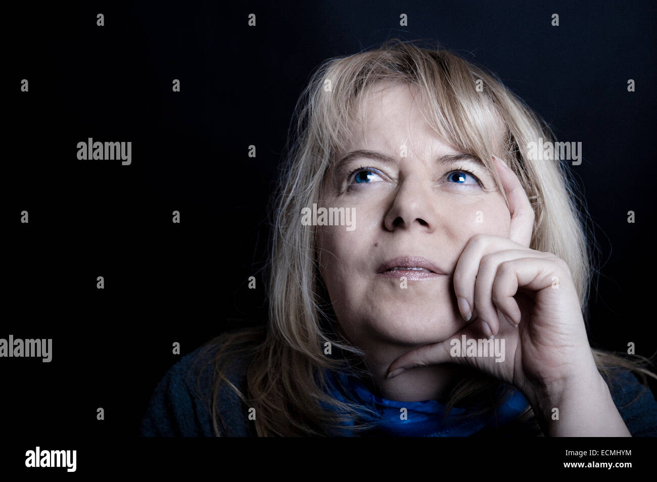 Portrait d'une femme blonde d'une quarantaine d'années, réfléchi Banque D'Images