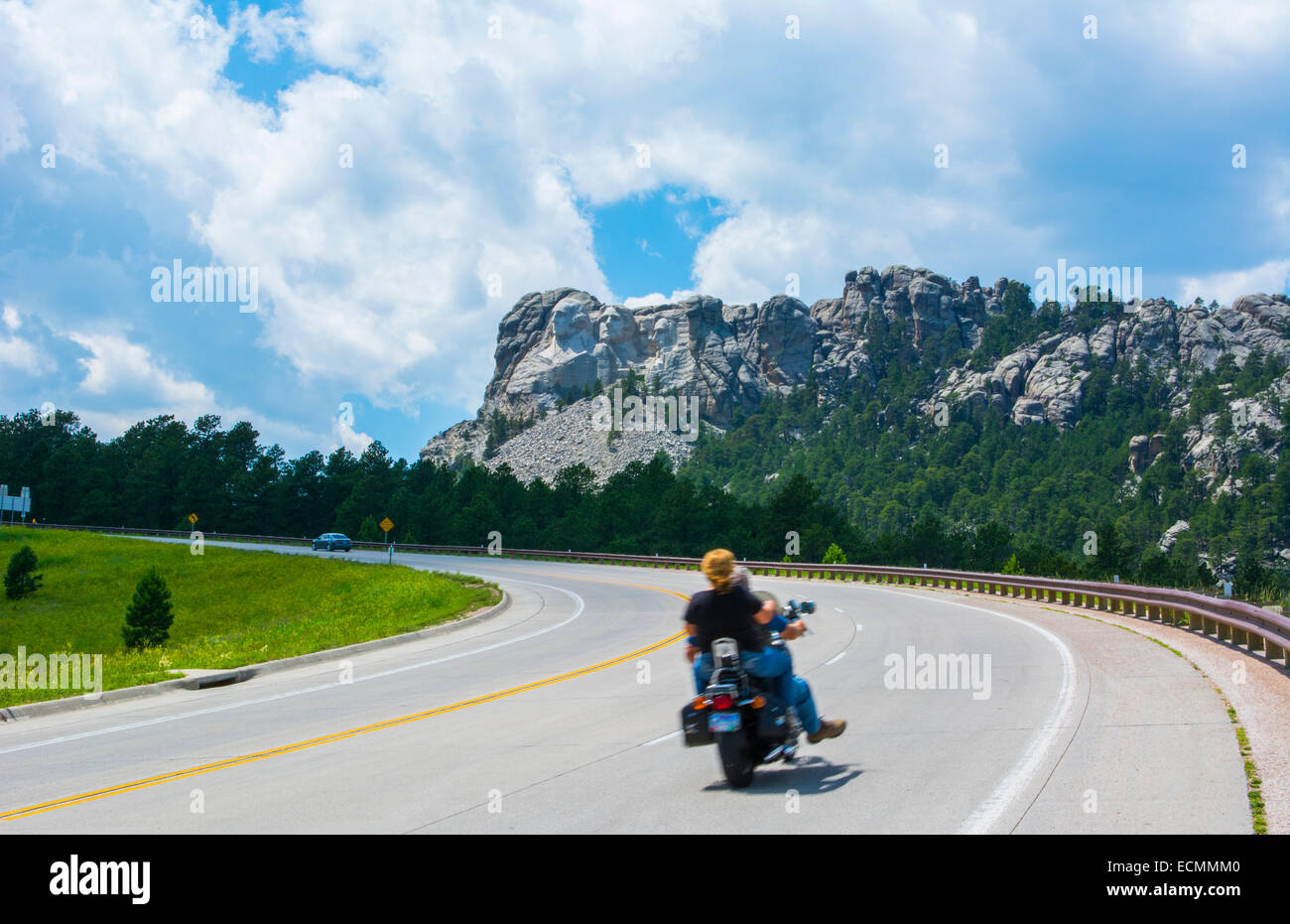 Le mont Rushmore dans le Dakota du Sud la circulation sur route à Keystone Mémorial National des présidents historique montagne moto Banque D'Images