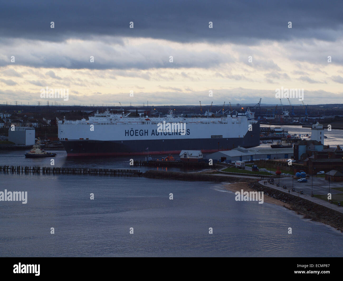 Newcastle Upon Tyne, au Royaume-Uni. 17 Décembre, 2014. L 57280tonne ''Hoegh Detroit'' autoliner laissant les amarres sur la Tyne à voiture Nissan terminal sous un ciel hivers et la voile à Bremerhaven, Allemagne. Credit : James Walsh/Alamy Live News Banque D'Images