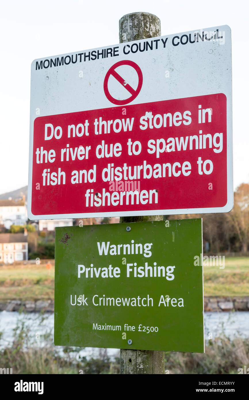 Signe de pêche privé et protéger les poissons sur la rivière Usk à Abergavenny, Pays de Galles, Royaume-Uni Banque D'Images