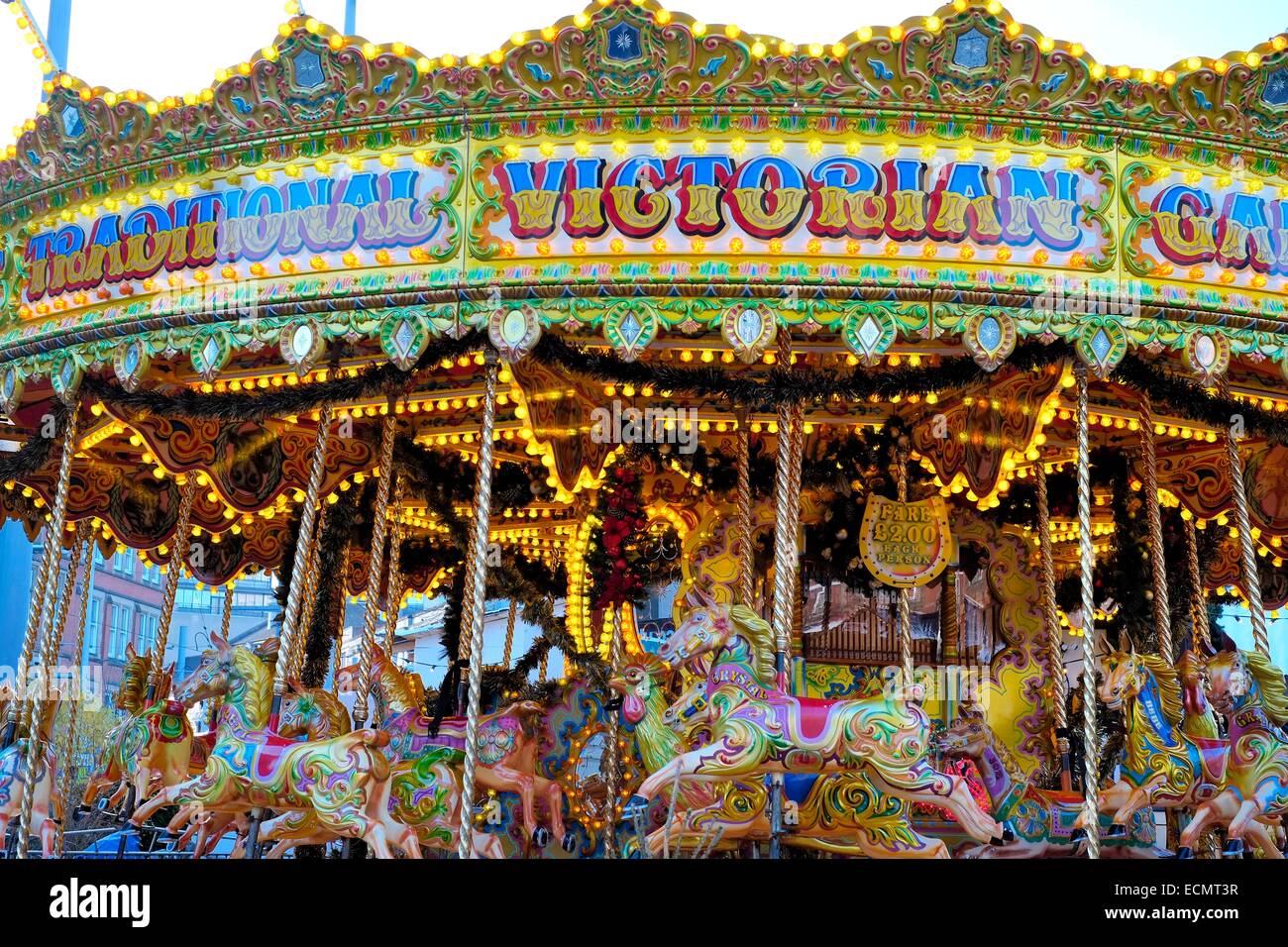 Chevaux au galop victorien carrousel de foire. Marché de Noël de Nottingham England UK Banque D'Images