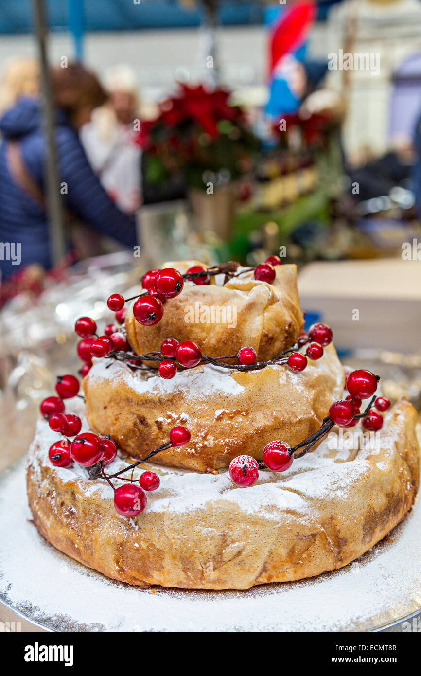 Gâteau de fête en vente au Festival de nourriture de Noël, Galles, Royaume-Uni Banque D'Images
