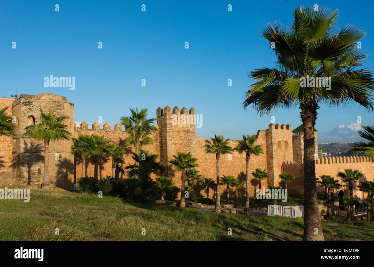 Rabat Maroc Kasbah Magnifique Coucher Du Soleil A Mme Charles Avec Des Murs Et Des Palmiers Photo Stock Alamy